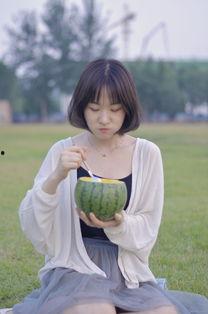 女孩发吃瓜,女孩吃瓜背后的故事